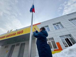 Ребята нашей школы начали новую учебную четверть с торжественного поднятия флага Российской Федерации
