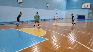 Члены школьного спортивного клуба готовятся к соревнованиям по футболу