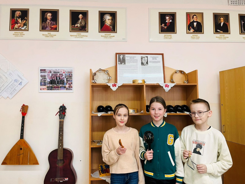 Школьный музей "Музыка и время" открывает для ребят особенности истории развития музыкальных инструментов.