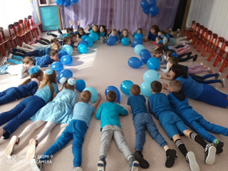 Педагоги и воспитанники ДОУ присоединились к акции "Синий чемоданчик", посвящённый Всемирному дню распространения информации об аутизме