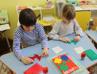 В детском саду продолжаются занятия в развивающей комнате «Сказки фиолетового леса».