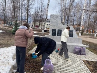 Уборка территории памятника.