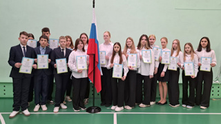 🇷🇺 Сегодня в нашей школе прошло торжественное внесение флага Российской Федерации!
