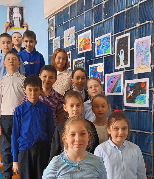 В честь Дня космонавтики учащиеся 4-ого класса оформили выставку рисунков в школе