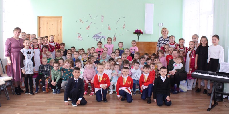 Обучающиеся школы искусств поделились своим творчеством в детском саду «Солнышко» с. Яльчики