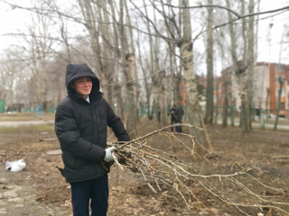 Апрель - традиционное время привести все в порядок после долгой зимы, а субботники - добрая традиция нашей школы