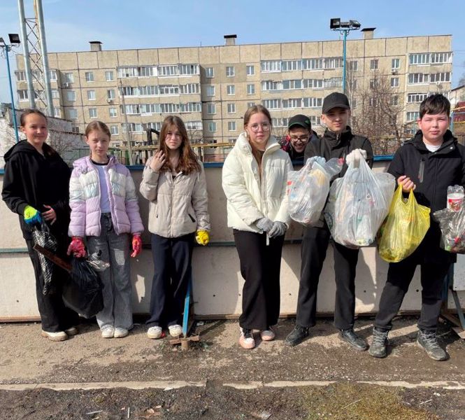 Учащиеся 7-а и 7-в классов средней школы №7 города Канаш вышли на «Юннатский субботник»