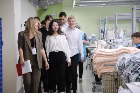 В рамках акции "Неделя без турникетов" десятиклассники совершили увлекательное путешествие на швейную фабрику «ПИКЕ»