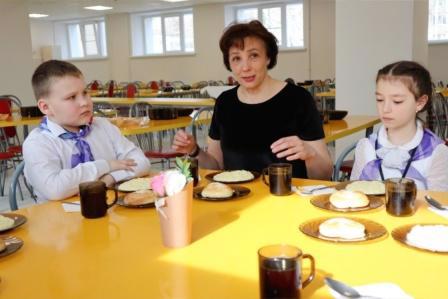 11 апреля в рамках проекта «Завтрак с директором» прошла встреча активистов школы №9 с директором Натальей Леонидовной Бутюниной