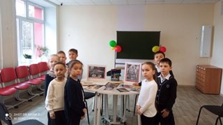 Внеклассное занятие «День космонавтики», воспитанники И.В. Афанасьевой первоклассники,  1-а «Радуга»,  провели  в школьной библиотеке