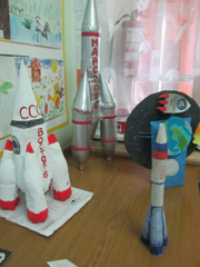«День космонавтики» - организована выставка в Доме детского творчества