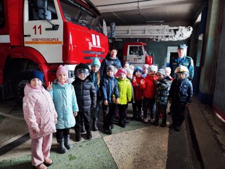Дети подготовительной группы «Родник» и «Пукане» посетили пожарную часть.