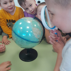 Познакомились с моделью земного шара- глобусом