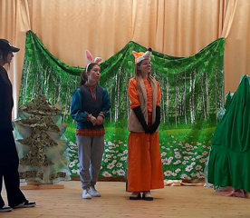 9 апреля в школе-интернате юные актеры театральной студии "Истоки" Чирш-Шинерского ДК показали спектакль "Лесная сказка" .