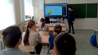 12 апреля для учащихся 9а класса прошёл онлайн - урок  "Как защититься от кибермошенничества.