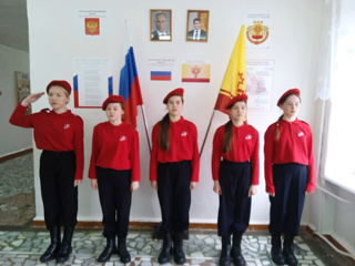 Новая учебная неделя традиционно началась с выноса флагов  Российской Федерации, Чувашской Республики и исполнения  гимнов.