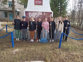 Волонтеры 7 класса провели благоустройство памятников