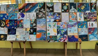 В нашей школе ко Дню космонавтики организована выставка рисунков и поделок.