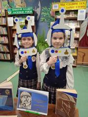 12 апреля, в День космонавтики, ученики 1 Д класса посетили библиотеку им. Чуковского.