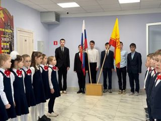 Утро в школе №7 началось с торжественной линейки, посвященной выносу Государственного флага Российской Федерации и Чувашской Республики