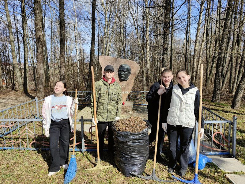 Экологический воскресник по уборке памятника Г.Степанова, в рамках   акции: "Мы за чистое село!"