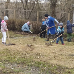 Дети старшей группы "Радуга" совместно с педагогами ,а также сотрудниками приняли активное участие в уборке игровой площадки