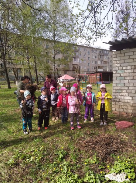 Воспитатели и родители группы "Дружная семейка" вышли на уборку участка группы