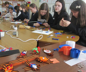 Учащиеся гимназии приняли участие в мастер-классе по изготовлению георгиевских ленточек