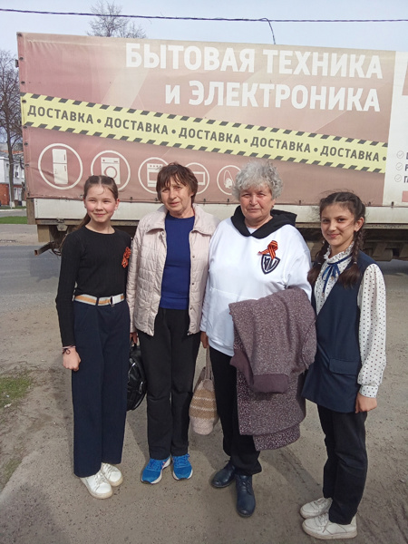 Учащиеся гимназии в городе Ядрин проводят акцию «ГЕОРГИЕВСКАЯ ЛЕНТОЧКА"