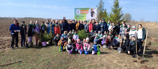 Сегодня, 19 апреля, более 60 человек стали участниками экологической акции "Посади свое дерево", посвященной году экологической культуры и бережного природопользования в Чувашской Республике.