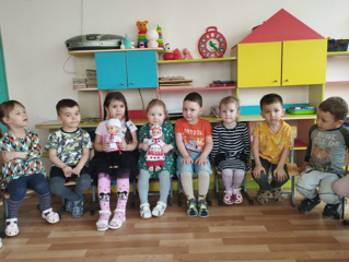 В гости к ребятам группы "Крыжовник" пришли чувашские куклы Нарспи и Сетнер