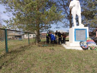 Обучающиеся МБОУ «Кудеихинская СОШ» провели уборку территории возле памятника погибшим в годы Великой Отечественной войны