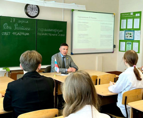 Сегодня для 11-классников состоялся урок парламентаризма, который был  посвящен юбилейной дате, 30-летию Государственного Совета Чувашской Республики и приурочен Дню российского парламентаризма.