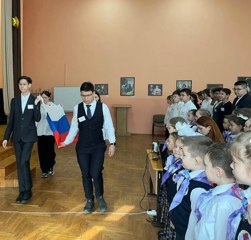 Новая учебная неделя по традиции началась с торжественной линейки, выноса флага Российской Федерации исполнения гимна.