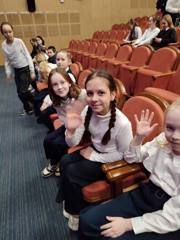24 апреля ученики 3Б класса посмотрели феерию-мюзикл "Алые паруса" по пьесе "Ассоль" Павла Морозова в Театре юного зрителя.