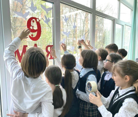 Обучающиеся 3 Г класса присоединились к Всероссийской акции "Окна Победы", посвященной 79-ой годовщине Победы в Великой Отечественной войне.