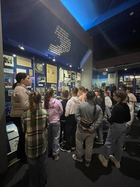 Поездка учеников 3 А класса в музей космонавтики: путешествие в мир науки и техники.