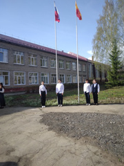 Традиционно неделя началась с поднятия флагов и исполнения гимнов Российской Федерации и Чувашской Республики.