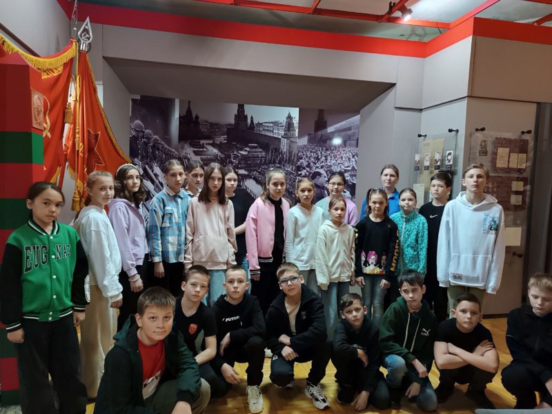 В музее воинской Славы обучающиеся 5-б класса с классным руководителем Н.В. Васильевой и членами родительского комитета.