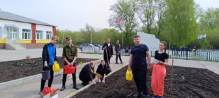 В рамках Всероссийского "Дня Эколят" обучающиеся МБОУ "Анастасовская СОШ" засадили клумбы около школы.
