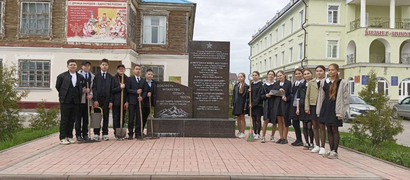 Субботник у памятника погибшим землякам во время проведения  антитеррористических операций в Чечне.