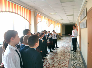 В течение апреля в МАОУ «СОШ 40» г.Чебоксары была представлена выставка «Ордена и медали и России»