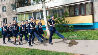 В преддверии Дня Победы в Чебоксарах проходит акция «Парад для ветерана»