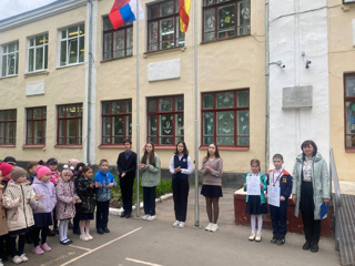 По традиции учебная неделя началась с линейки, посвященная поднятию флагов Российской Федерации и Чувашской Республики под звучание гимнов.