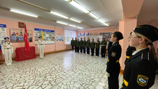 Копия Знамени Победы передано знаменной группе Николаевской Школы