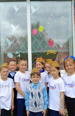 Ученики 1 класса МБОУ "Буртасинская СОШ" вместе с классным руководителем присоединяются к Всероссийской акции "Окна