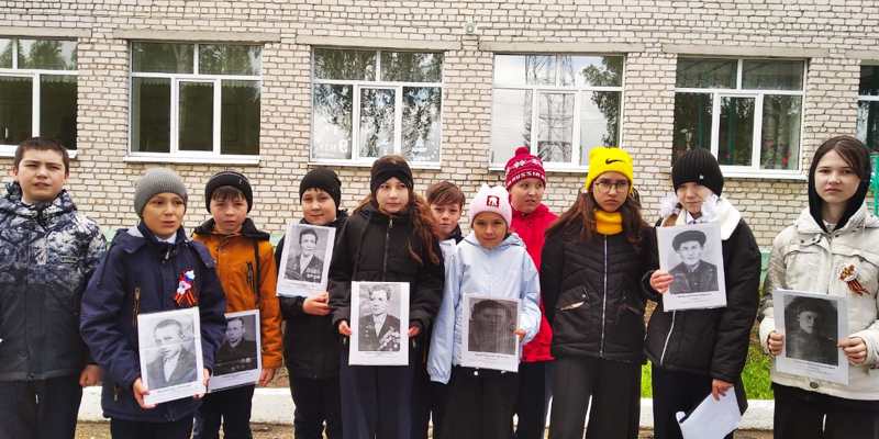 Пятиклассники присоединились к Всероссийской акции "Окна Победы"