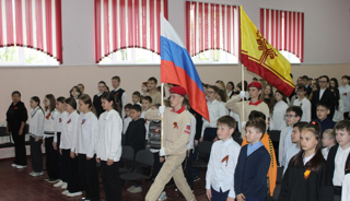 Новая учебная неделя в Гимназии традиционно началась с торжественной церемонии поднятия флага РФ и исполнения гимна страны