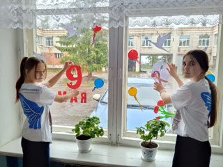 Волонтеры Победы, Юнармейцы и Первые Ильинской школы присоединились к Всероссийской патриотической акции "Окна Победы"