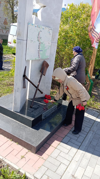 Воспитанники детского сада возложили цветы к памятнику "Строителям Сурского рубежа"